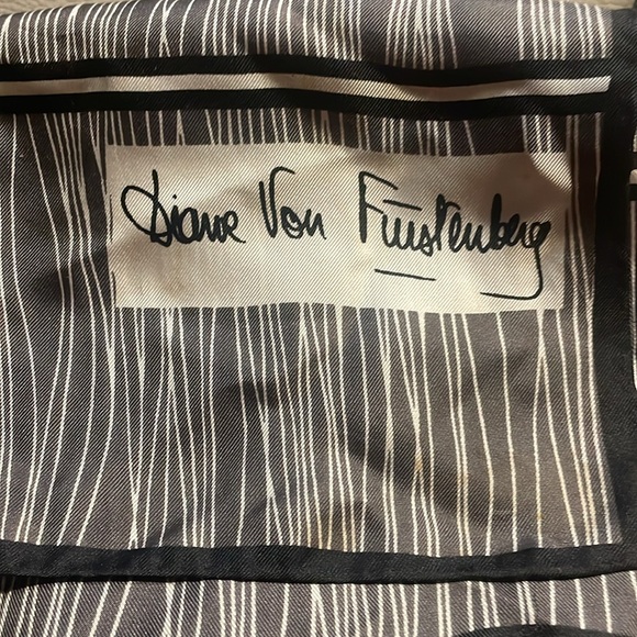 Diane Von Fustenberg
2ft 5" Wheat Dreams in Grey white black red-eyed tie backs - Picture 5 of 5